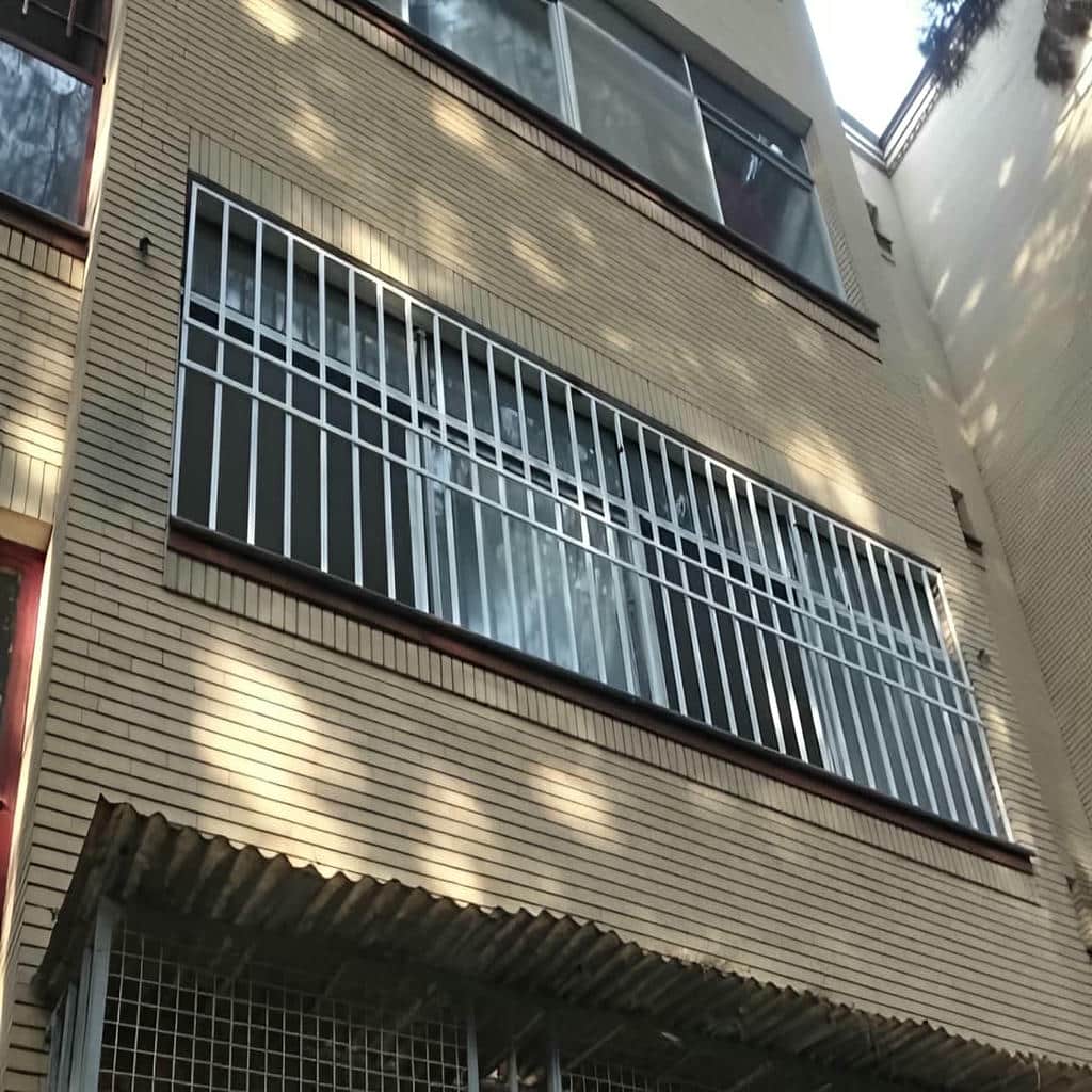 گارد فلزی پنجره همکف در تبریز نمای بیرونی