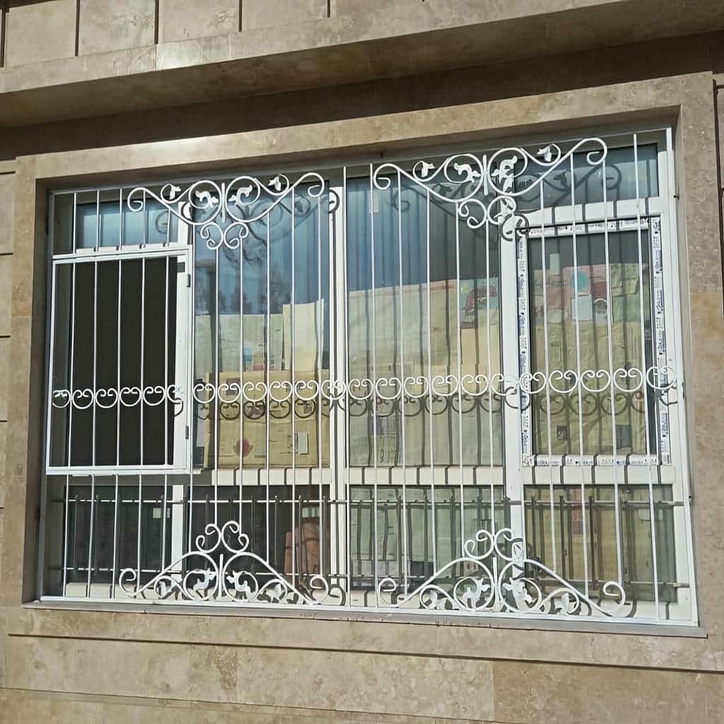 گارد پنجره با خطوط عمودی منظم