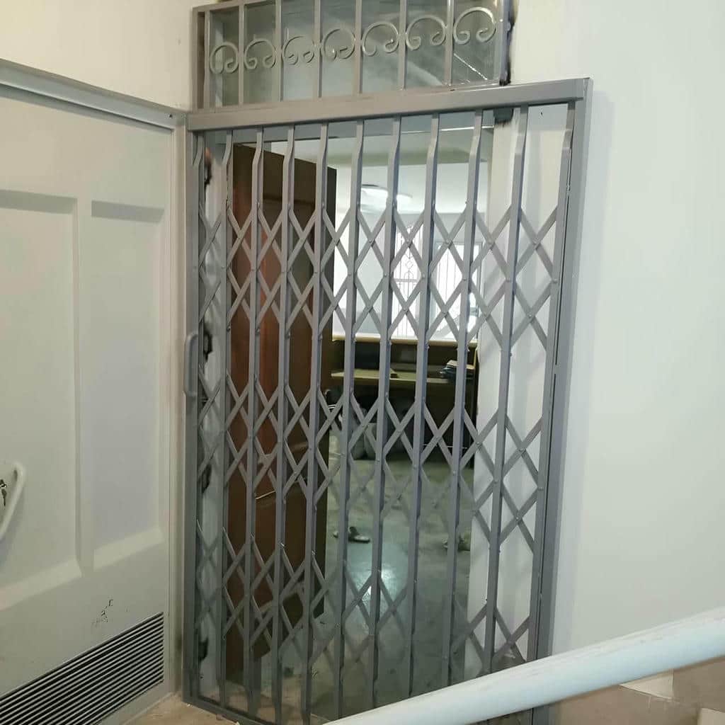 گارد کشویی خاکستری ورودی اداری در حومه یزد