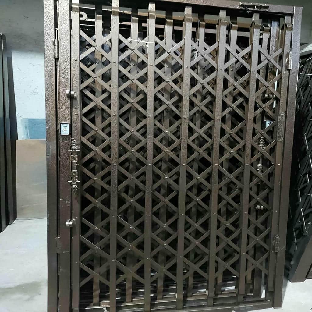 گارد کشویی قهوه‌ای مقابل درب چوبی آپارتمان