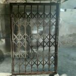 حفاظ درب آکاردئونی زغالی کنار چهارچوب سنگی استان قزوین مرکز فروش حفاظ درب آکاردئونی سفارشی در استان قزوین