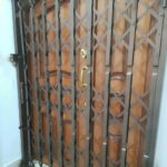 حفاظ درب آکاردئونی سفید ورودی آپارتمان استان یزد مرکز فروش حفاظ درب آکاردئونی ساده در استان یزد
