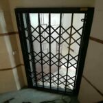 حفاظ درب آکاردئونی طوسی در راهروی مدرن استان چهارمحال و بختیاری مرکز تخصصی فروش حفاظ درب آکاردئونی مینیمال در استان چهارمحال و بختیاری