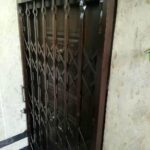 حفاظ درب آکاردئونی مشکی در ورودی مجتمع استان زنجان مرکز تخصصی فروش حفاظ درب آکاردئونی در استان زنجان