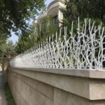 حفاظ دیوار شاخ گوزنی مشکی کنار ورودی مجتمع خرم آباد مرکز تخصصی فروش حفاظ دیوار در خرم آباد و حومه