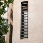 حفاظ پنجره عریض مشکی روی نمای مسکونی رشت مرکز فروش حفاظ پنجره سفارشی در رشت و حومه