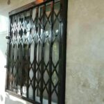 درب آکاردئونی فلزی در ارومیه با رنگ مشکی مرکز فروش و اجرای حفاظ درب آکاردئونی در ارومیه و حومه