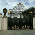 درب حیاط فلزی سبز زیتونی زیر باران استان گیلان مرکز تخصصی فروش درب حیاط در استان گیلان