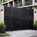 درب حیاط مشکی مات کنار نمای سنگی استان اردبیل مرکز فروش درب حیاط سفارشی در استان اردبیل